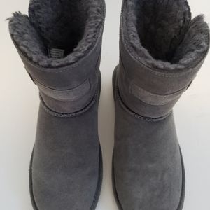 Womens Bearpaw boots.